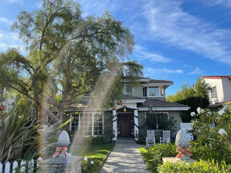 Filmed in LA, the iconic houses set – DayDream Under the Stars